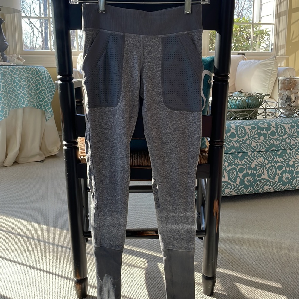 🌿Ivivva by Lululemon grey girls jogger leggings, size 12🌿